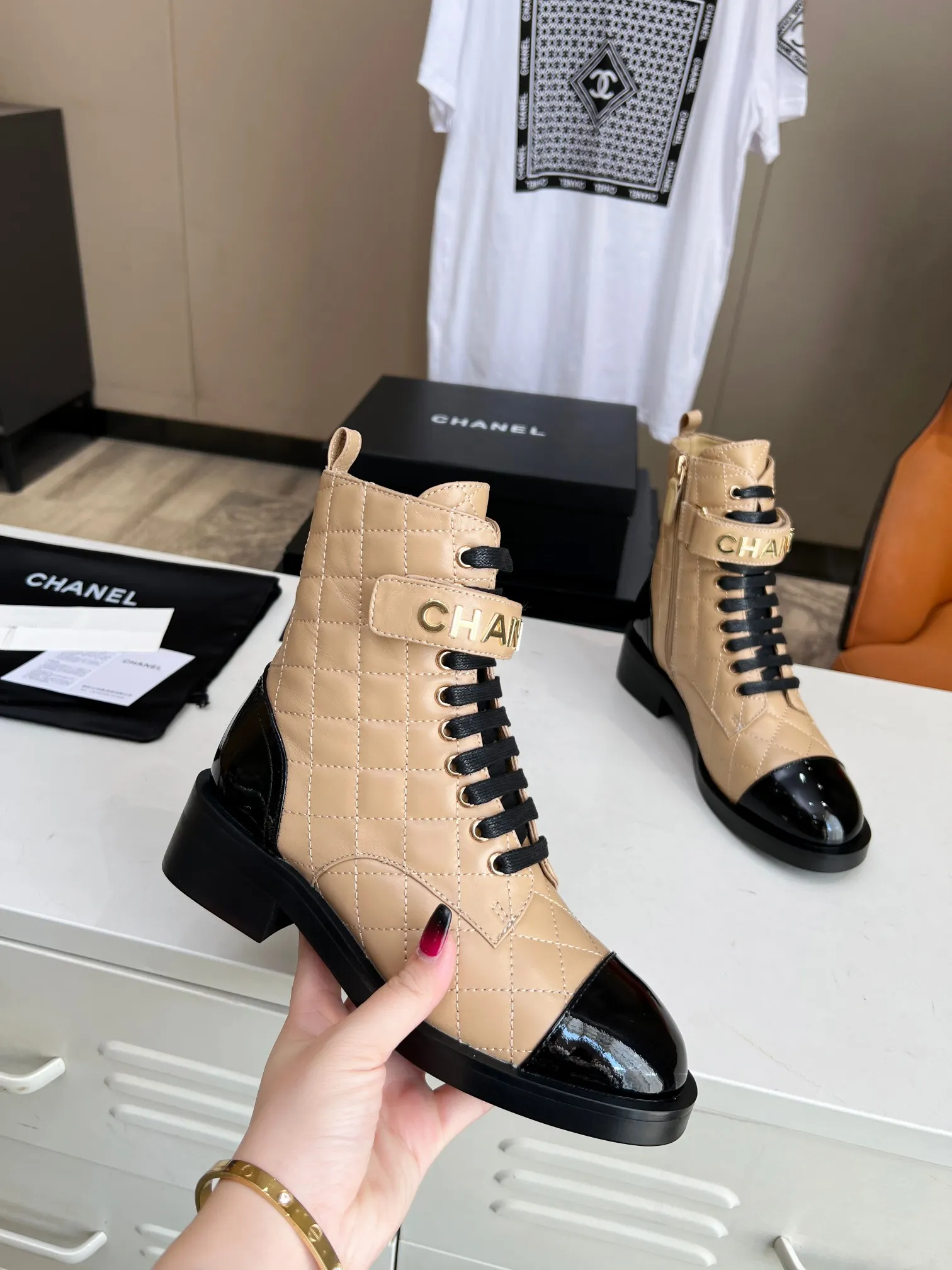 👟👟Ex-factory price 660👟👟 🔥 🔥 🔥 The official website is synchronized with "CHANEL" Chanel's latest 2025 Martin boots series! ▫️The top catwalk series✔The main season of autumn and winter, the rhythm of super popular styles! A must-have item for travel! It looks good in any combination💕 ▫️A beautiful shoe worth putting in your closet👉It’s super beautiful💃🏻▫️ Fabric: Original one-to-one mixed-breed cow🐮 leather Lining: Sheepskin lining Size: 35-40 (41 is custom-made and cannot be returned or exchanged)